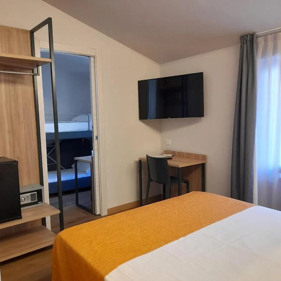 Bike Hotel Touring Gardone Riviera & Wellness 3*,